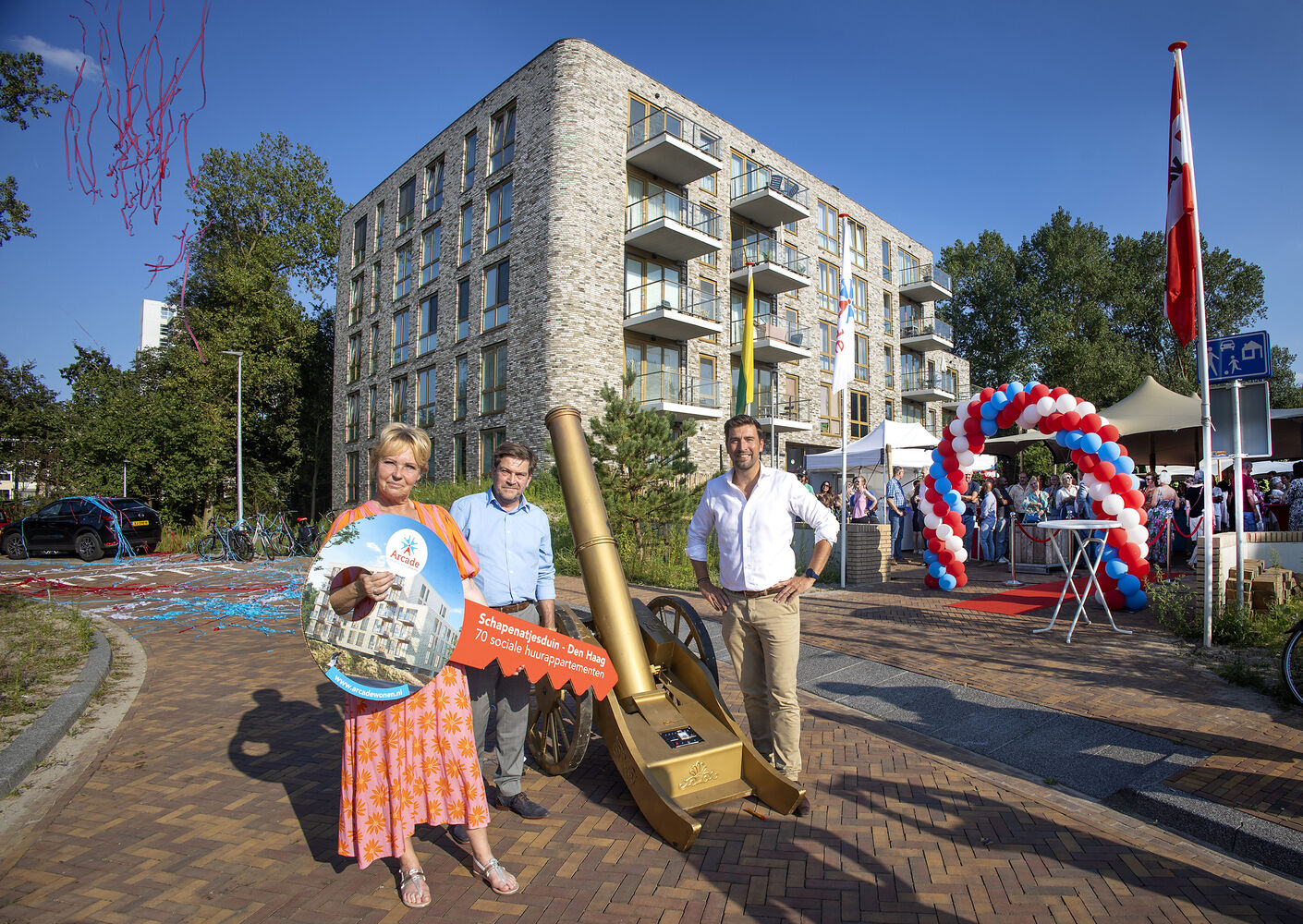 Wethouder Stedelijke Ontwikkeling Robert van Asten (rechts op de foto) en Wilfried Stribos (in het midden op de foto), directeur-bestuurder bij woningcorporatie Arcade verrichten samen met een bewoner de officiële handeling van 70 sociale huurappartementen.