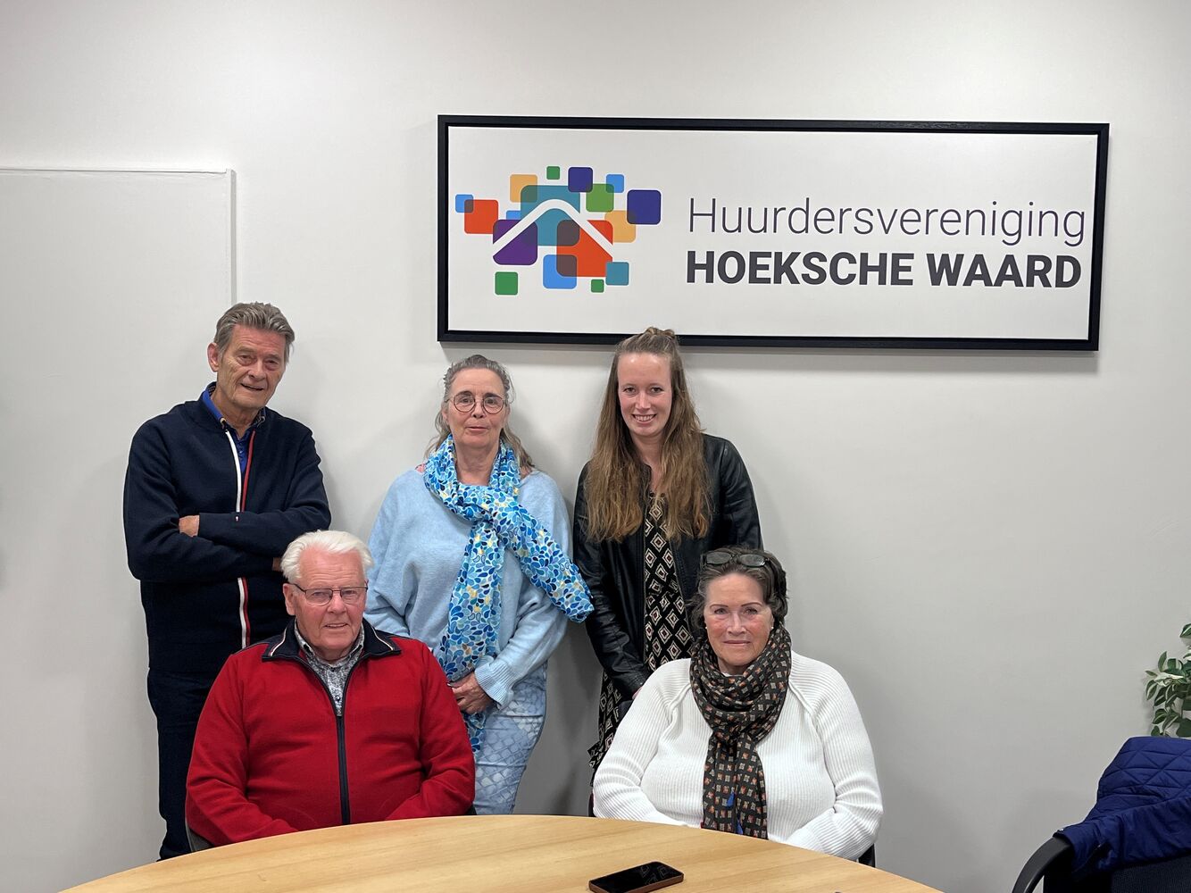 Staand van links naar rechts: Leen van Prooijen, Marianne Maris, Esther Boender(ambtelijk secretaris) Zittend van links naar rechts: Cor Bomgaars, Marita Schneijderberg (Frans Wijenbergh afwezig)