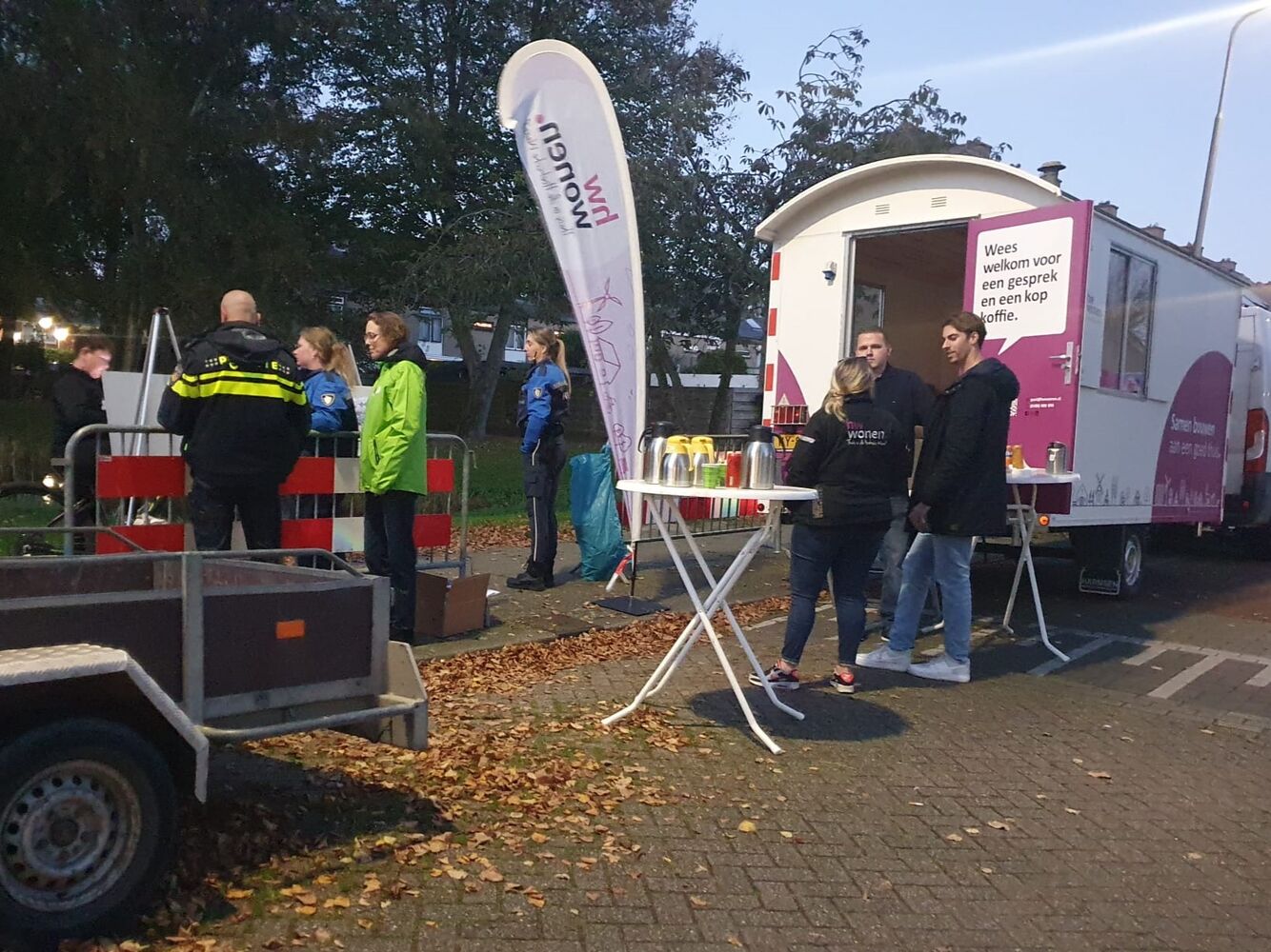 De mobiele huiskamer van HW Wonen in actie tijdens de informatieactie in Strijen.