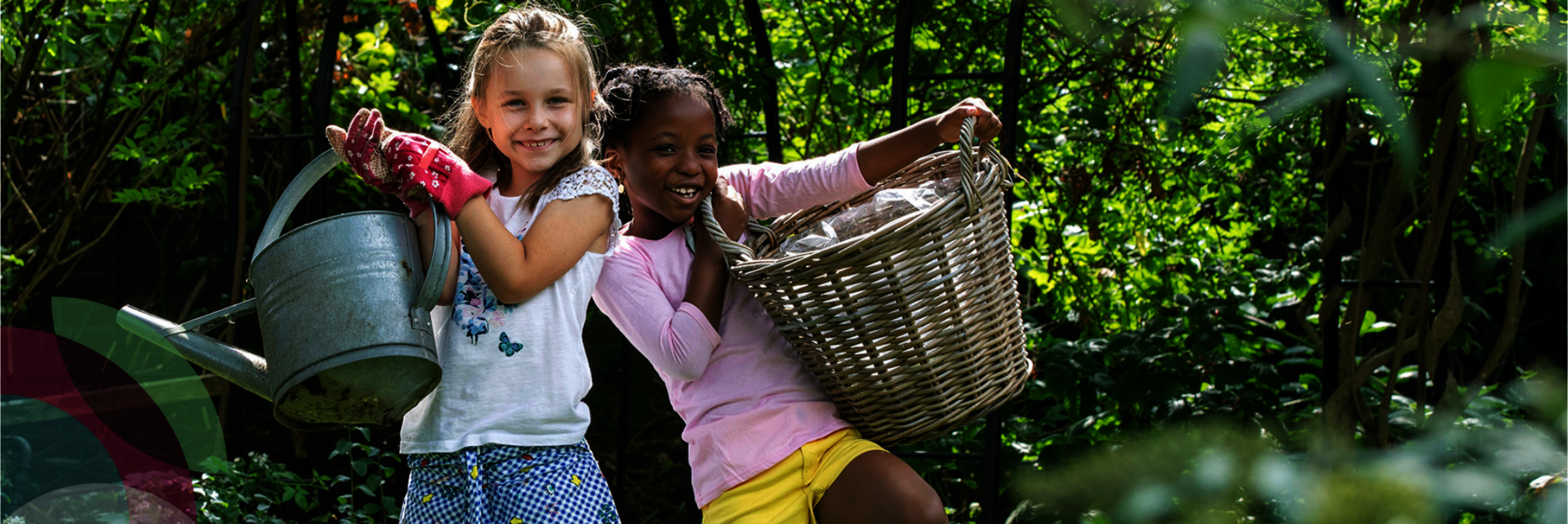 Twee meisjes staan in tuin met tuingereedschap