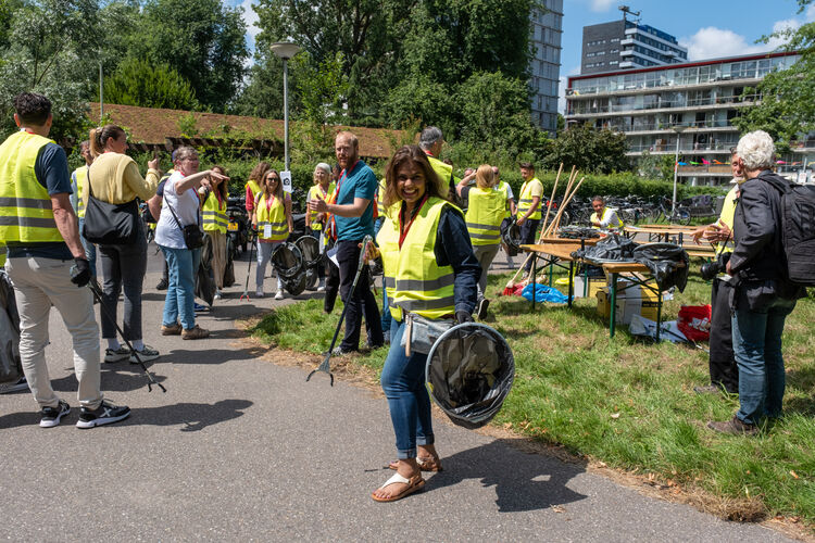 20230714 04 Medewerkers van Stadgenoot gingen afval prikken en bij bewoners langs de deur..jpg
