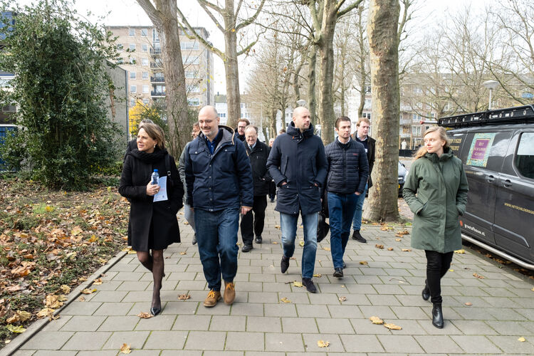 Na afloop van de presentaties in De Meervaart ging men groepsgewijs verschillende wijken in Nieuw-West in (fotografie: Suzanne Blanchard Photography).