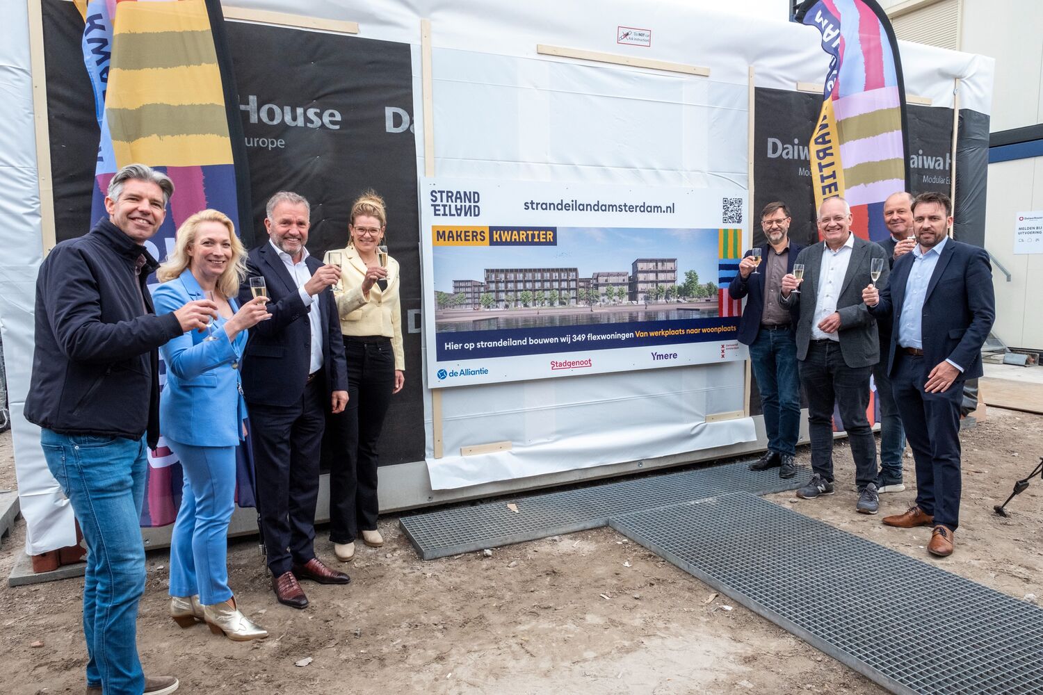 Groep mensen presenteert het bouwbord van Strandeiland
