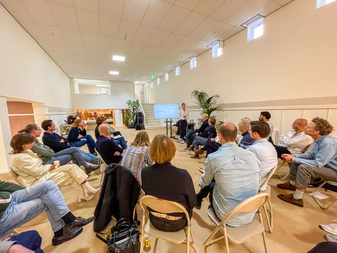 Een groep mensen krijgen een presentatie bij de New Wave Hub