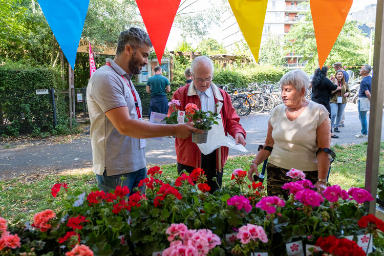 20230714 03 Bewoners kregen een waardebon om een plantje op de markt op te halen..jpg
