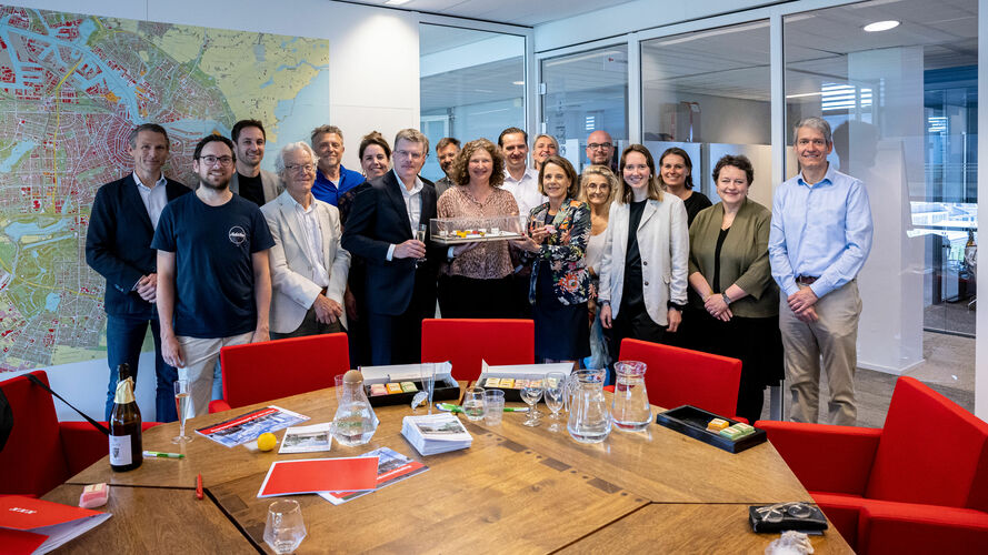 In het midden op de voorgrond, van links naar rechts: Jeroen Lambriks, bestuurder Amstelring, Carolien Schippers, directeur Grond & Ontwikkeling, Gemeente Amsterdam, Anne Wilbers, bestuursvoorzitter Stadgenoot.